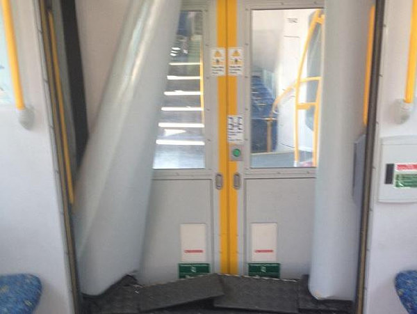 更新！目击者：“整个车厢都是血！”悉尼今晨火车失事！猛撞缓冲器致脱轨！至少16名乘客受伤（视频） - 9