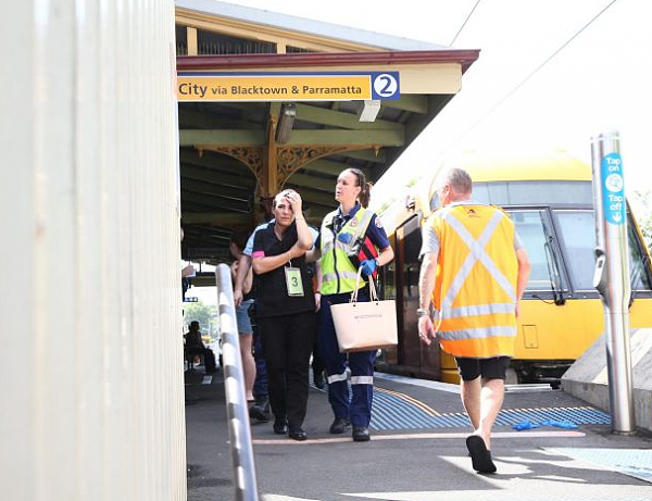 更新！目击者：“整个车厢都是血！”悉尼今晨火车失事！猛撞缓冲器致脱轨！至少16名乘客受伤（视频） - 18