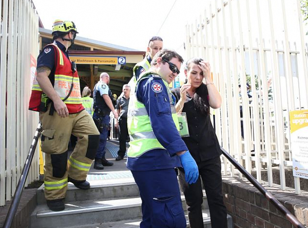 更新！目击者：“整个车厢都是血！”悉尼今晨火车失事！猛撞缓冲器致脱轨！至少16名乘客受伤（视频） - 17