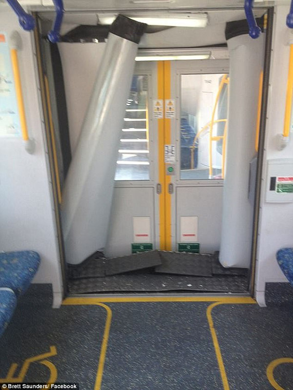 更新！目击者：“整个车厢都是血！”悉尼今晨火车失事！猛撞缓冲器致脱轨！至少16名乘客受伤（视频） - 12