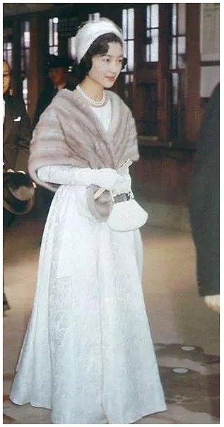 出身平民嫁入豪门的日本皇后，曾坦言天皇只要她子宫… - 12
