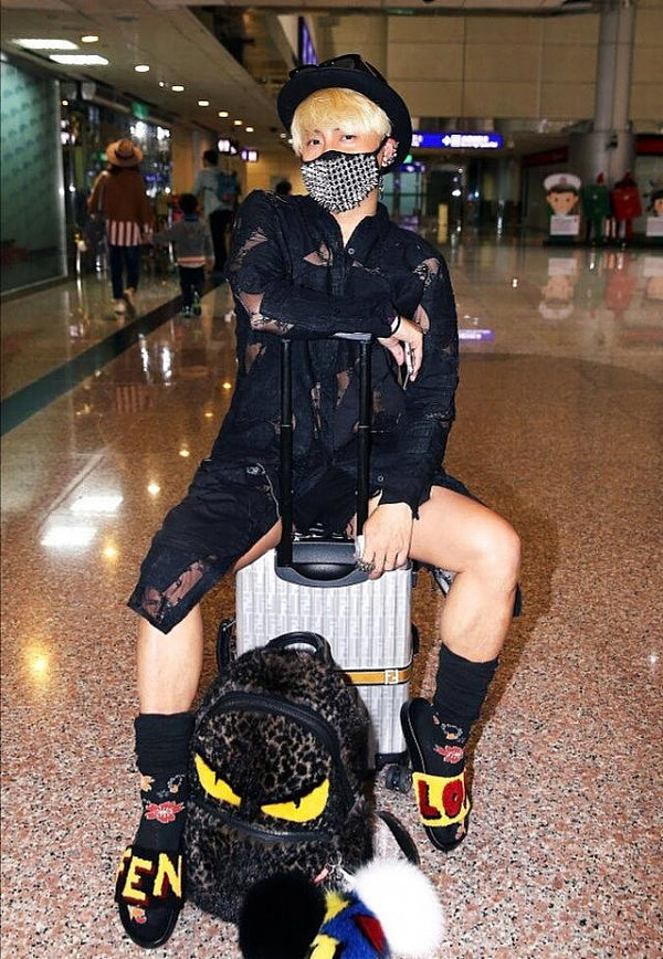 陈志朋现身机场再现奇葩服装，铆钉口罩和大长腿已成为出行标配