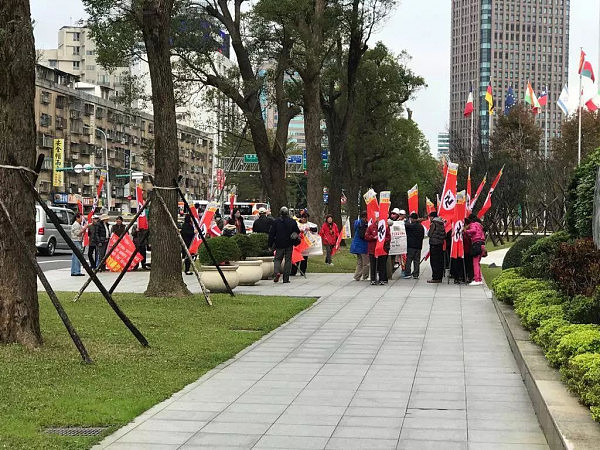 台北101惊现群体举纳粹旗帜游行 游客傻眼！（图） - 2