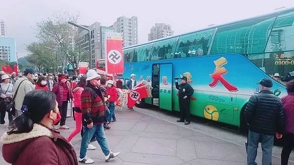 台北101惊现群体举纳粹旗帜游行 游客傻眼！（图） - 3