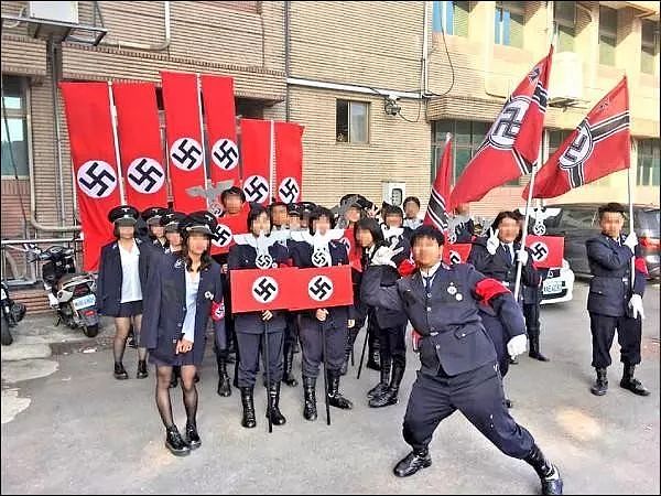 台北101惊现群体举纳粹旗帜游行 游客傻眼！（图） - 11