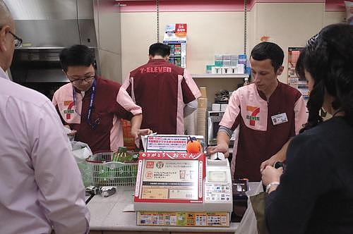 日本劳动力不足 在日留学生成24小时便利店守灯人