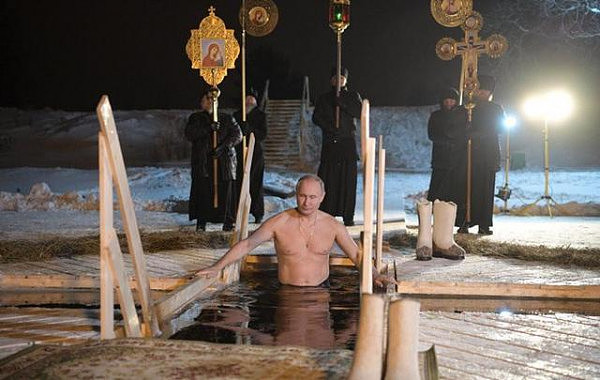 学普京冰水沐浴，美驻俄大使零下40度被冻得生无可恋