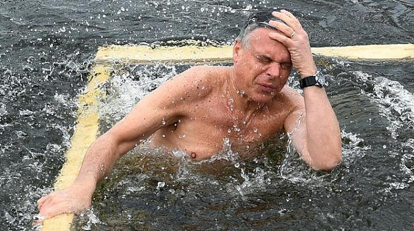 学普京冰水沐浴，美驻俄大使零下40度被冻得生无可恋