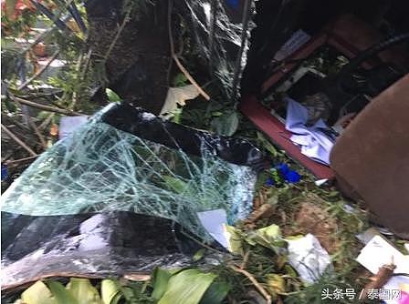 清迈满载中国游客大巴车刹车失灵冲下5米高台，7人受伤！