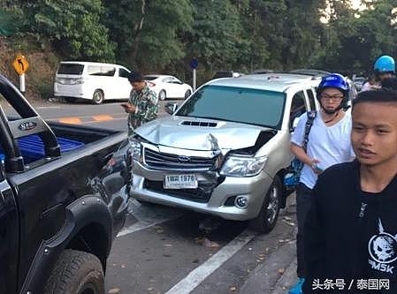 清迈满载中国游客大巴车刹车失灵冲下5米高台，7人受伤！