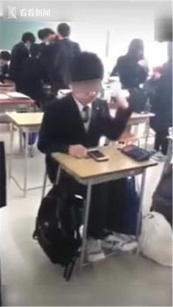 日本女高中生教室内霸凌男同学 拿卫生棉往他脸上贴（视频） - 1