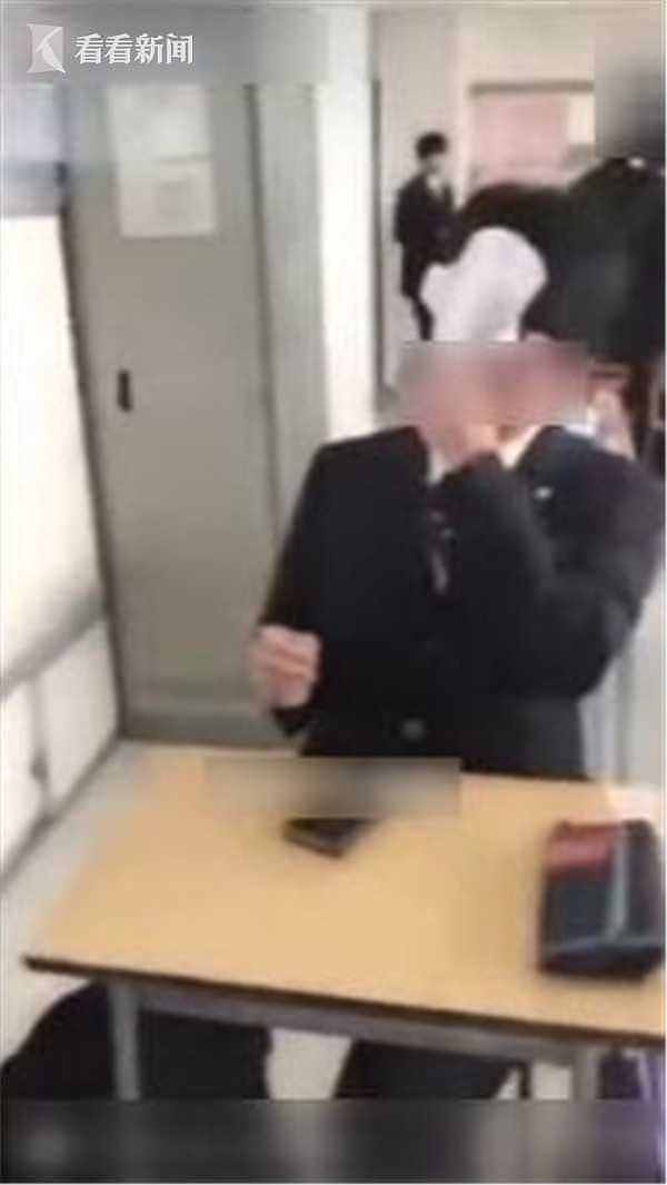 日本女高中生教室内霸凌男同学 拿卫生棉往他脸上贴（视频） - 4