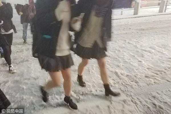 日本东京大雪交通混乱，高中女生光腿短裙雪中行（组图） - 2