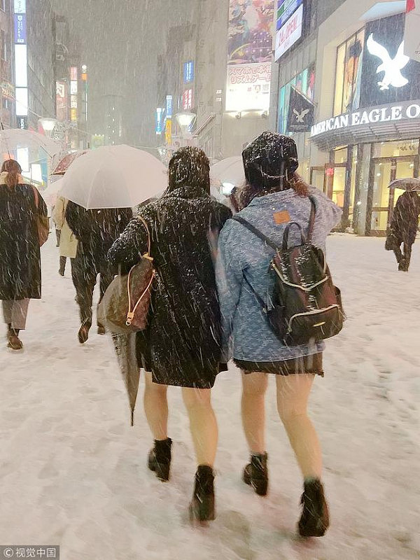 日本东京大雪交通混乱，高中女生光腿短裙雪中行（组图） - 4