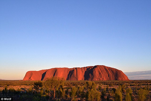 4838848E00000578-5301117-For_the_outback_traveler_the_domestic_flights_to_Uluru_start_at_-a-12_1516692186236.jpg,0