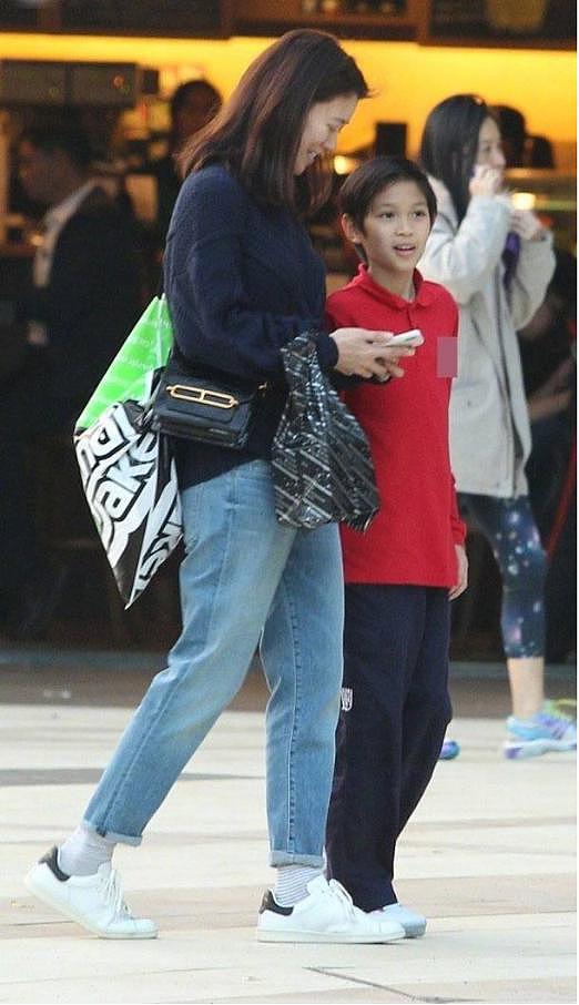 袁咏仪和儿子在街边自拍，却因为一个举动被网友喷惨 - 2