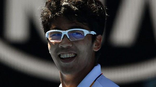 韩裔“眼镜哥”走红澳网，打进4强创造历史！网友：“求同款眼镜！”（图） - 1
