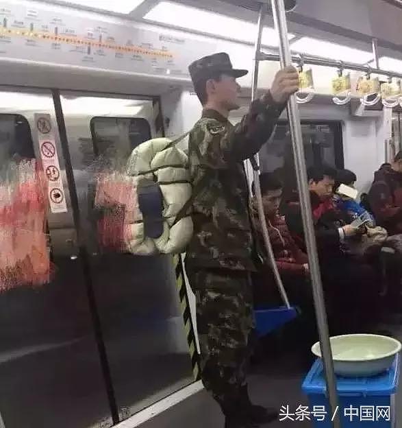 军人坐火车被埋怨不让座……中国军人，不应该被某些人拿来糟蹋