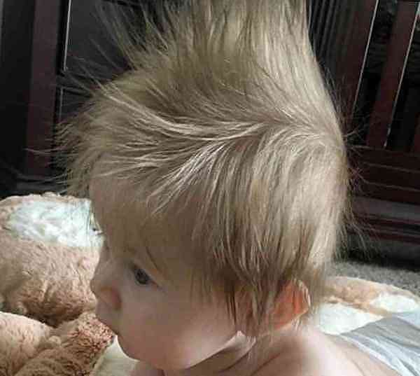 不可思议!美国男婴刚出生就有浓密头发，竖立像触电