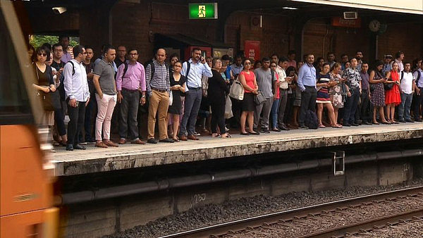 下一班车8小时后！悉尼火车系统又双叒叕崩溃 通勤者怒批：屎一样的交通（图） - 7