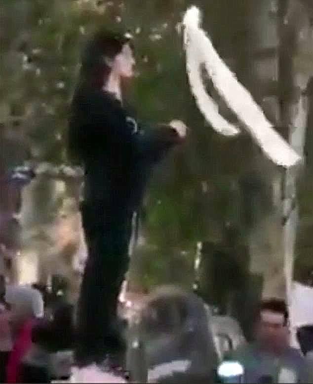 伊朗女子公开挥舞面纱为女性权益抗议遭逮捕，全球网友p图声援