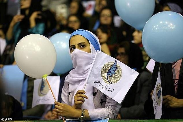 伊朗女子公开挥舞面纱为女性权益抗议遭逮捕，全球网友p图声援