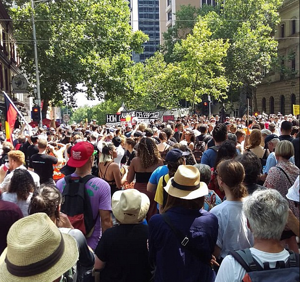 数万土著涌入墨尔本CBD抗议示威！疯狂抵制澳洲日 扬言要将澳洲“夷为平地”（组图） - 1