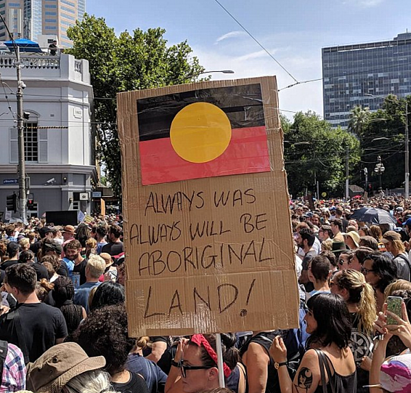 数万土著涌入墨尔本CBD抗议示威！疯狂抵制澳洲日 扬言要将澳洲“夷为平地”（组图） - 5