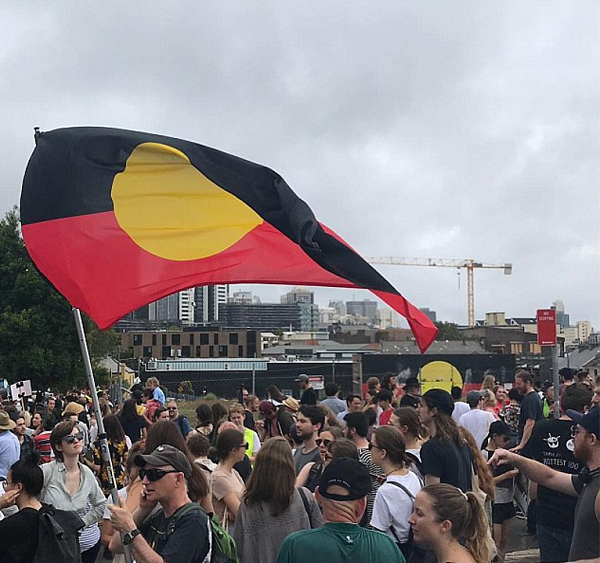 数万土著涌入墨尔本CBD抗议示威！疯狂抵制澳洲日 扬言要将澳洲“夷为平地”（组图） - 9