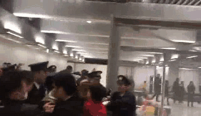 175名中国乘客被弃成田机场，日本警察暴力拘捕一名同胞，现场唱起了国歌！ - 12