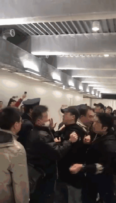 175名中国乘客被弃成田机场，日本警察暴力拘捕一名同胞，现场唱起了国歌！ - 11