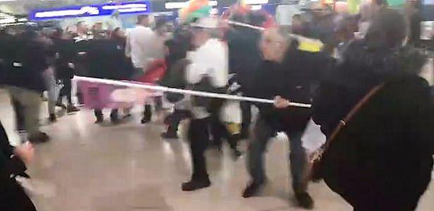 库尔德人在德国机场围殴土耳其乘客：180人大混战 出动20辆救护车