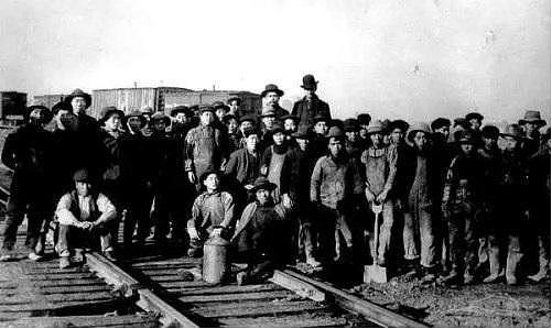 参与修筑加拿大太平洋铁路的中国劳工。图片来源：加拿大档案馆
