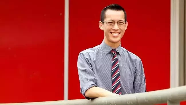 首位华裔教师登上澳国庆节演讲！曾因种族歧视被孤立，现在当选“2018年度英雄”！ - 1