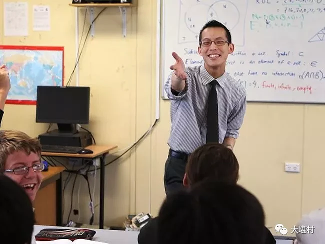 首位华裔教师登上澳国庆节演讲！曾因种族歧视被孤立，现在当选“2018年度英雄”！ - 2