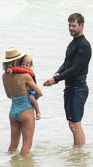 Dad's got it sorted! Chris Hemsworth kept things under control during the lesson