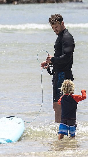 Dad's got it sorted! Chris Hemsworth kept things under control during the lesson