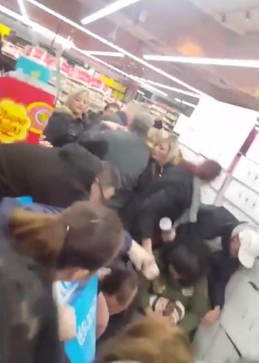 法国超市巧克力大降价，顾客疯抢吓懵店员：跟野兽抢食一样！