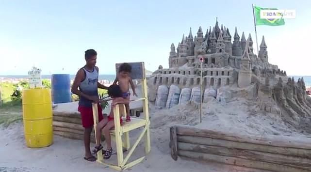 巴西男子海滩自建沙城堡封王 生活22年未交一分钱房租 - 5