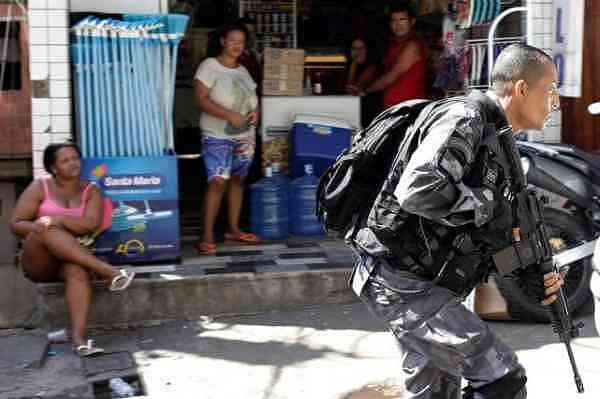 巴西“淡定哥”：警察和毒贩激烈枪战，他在一旁打瞌睡