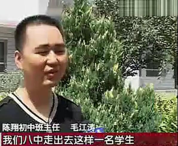 他火车上捡瓶子向乘客要水喝 走红出轨被女友抓包 - 14