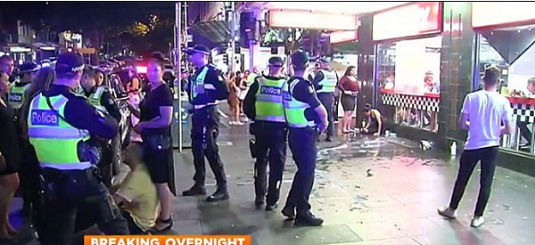 墨尔本唐人街爆发大规模冲突！两伙女子当街开撕 警方被迫使用辣椒水驱散人群（视频） - 1