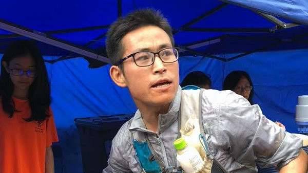 内地男子在香港参加跑赛被指抢夺路人水瓶，冠军资格被取消 - 2