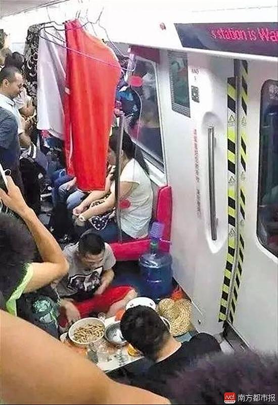 三男子在广州地铁吃喝并拍摄视频直播，称“就是想火”.jpg