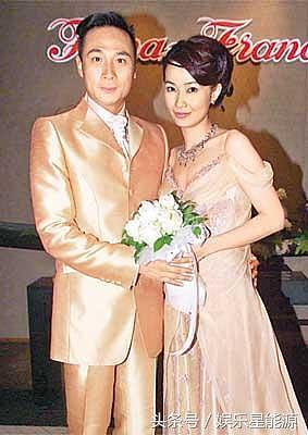 57岁吴镇宇全家照，费曼变瘦但伤痕明显，老婆年轻时也是大美人