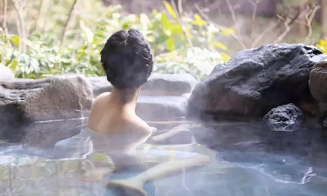 暖心！因为这个原因，日本人打破了“裸体泡温泉”的规则！