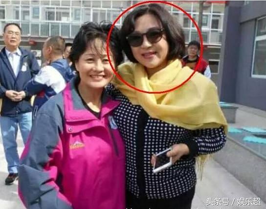 李连杰近照老的不敢认，娇妻却美艳依旧，如今裸捐200亿还被骂？