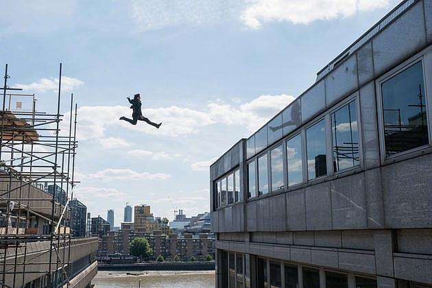 汤姆·克鲁斯受伤视频曝光 两栋楼之间跳跃失误(图) - 1