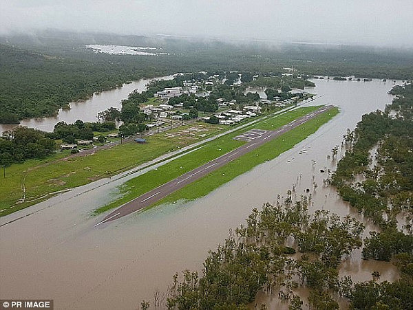 48BDBE0900000578-5332715-BoM_issued_a_major_flood_warning_for_the_Daly_River_pictured_as_-a-6_1517363630975.jpg,0