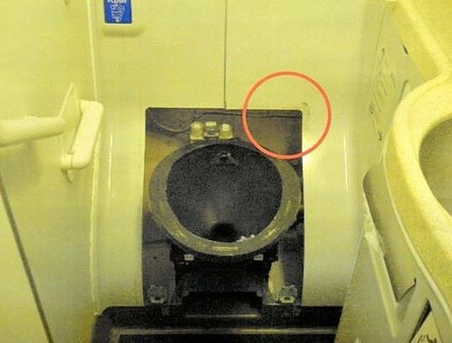 台湾飞日本航班厕所又发现10斤黄金 网友：以后多上厕所